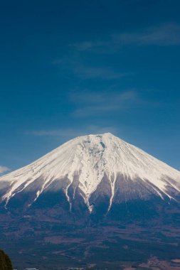 Fuji dağı karla kaplı.