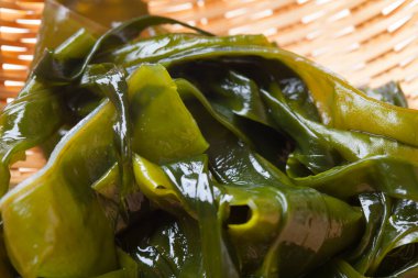 Pişmiş yeşil deniz yosunu, sağlıklı Asya yemekleri. 