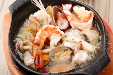 Arka planda tabakta lezzetli deniz ürünleri, yakın plan.