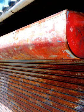 Kırmızı ve turuncu renkli paslı metal yüzey dokuyu gösteriyor