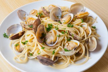 İstiridyeli makarna, sarımsak ve maydanoz.