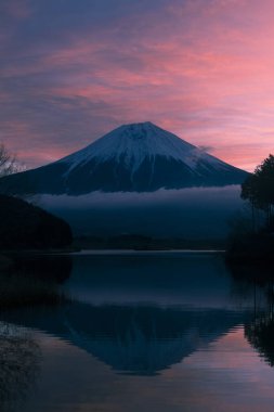 Gün batımında Fuji Dağı 'nın güzel manzarası