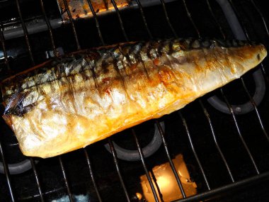 Izgarada pişen gurme balığın yakın çekim görüntüsü               
