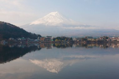 Fuji dağı karla kaplı.