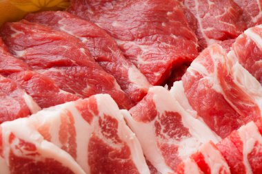 Taze çiğ domuz eti.