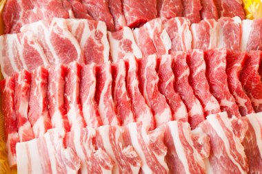 Taze çiğ domuz eti.
