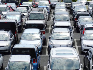 Otoparkta bir sürü araba var.