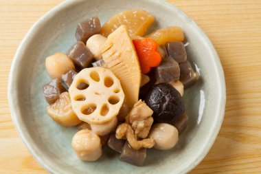 Kore yemekleri kızarmış kalamar, goji ezmesi, bulgogi, çekik göz