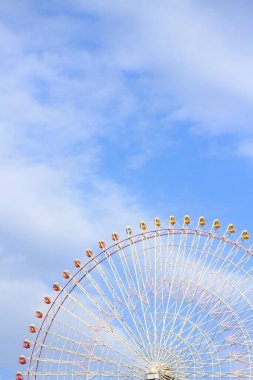 Lunaparktaki dönme dolap mavi gökyüzüne karşı               