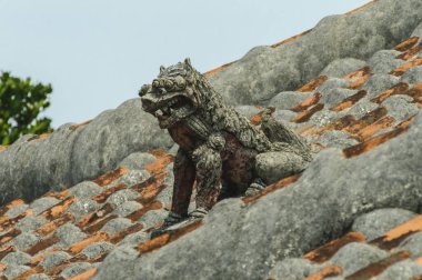 Çatıda oturan taş yaratık.