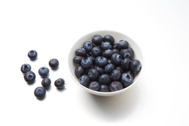 Beyaz arka planda izole edilmiş taze yaban mersini kasesi