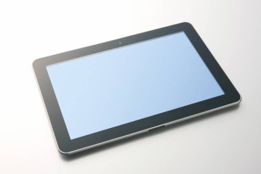 Beyaz arkaplanda modern tablet bilgisayarın yakın plan görüntüsü