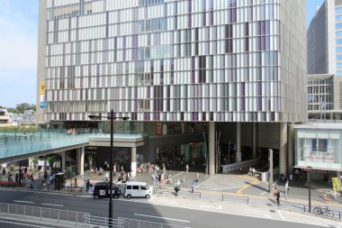 Japon binalarının ayırt edici yapısal formları sokak boyunca resim gibi bir kompozisyon oluşturuyor..