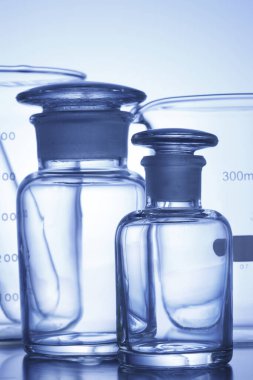 Mavi arka planda laboratuvar camları var. Laboratuvarda kimyasal test, bilim konsepti                            