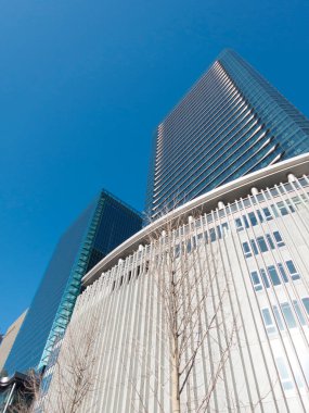 Modern gökdelenler açık mavi gökyüzüne karşı yükseliyor