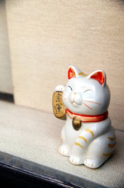 Çanı olan seramik kedi heykelciği