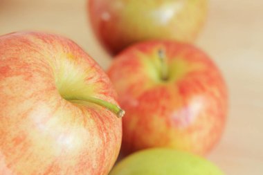 Tahta masadaki taze olgun organik elmaların yakın plan görüntüsü.. 
