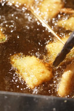 Lezzetli Asya yemeklerini yakın çekimde kızartırız.