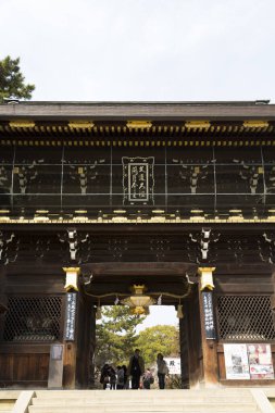 Çok güzel antik Japon tapınağı ziyaretçileri ve turistlerinin manzaralı bir fotoğrafı.