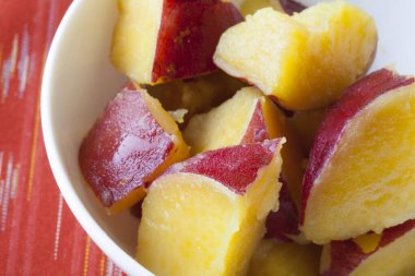 Bir kasede taze, lezzetli şeftaliler.