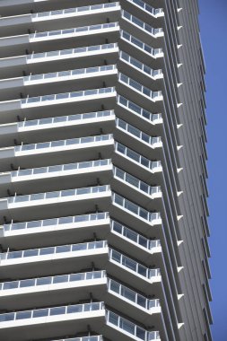 Japon şehrinde modern bina, mavi gökyüzü arka planında gökdelen 