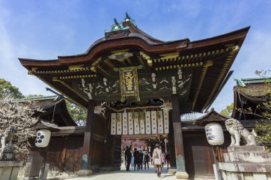 Çok güzel antik Japon tapınağı ziyaretçileri ve turistlerinin manzaralı bir fotoğrafı.