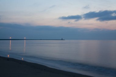 Manzaralı gün batımındaki deniz manzarası          