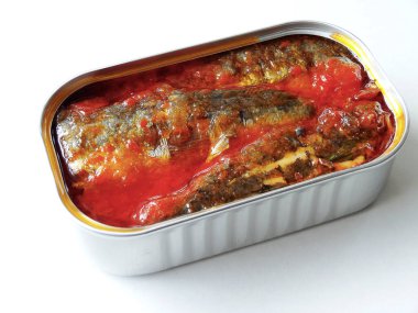 Beyaz arka plandaki teneke kutuda balık konservesi      