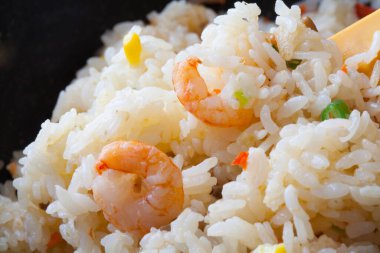 Asya yemeği, karides, sebze ve baharatlı pirinç.