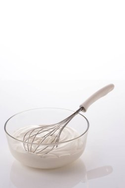 Beyaz arka planda çırpma ve karıştırma kremi             