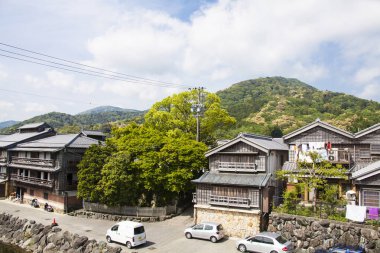 Yeşil dağlardaki köyün çatıları