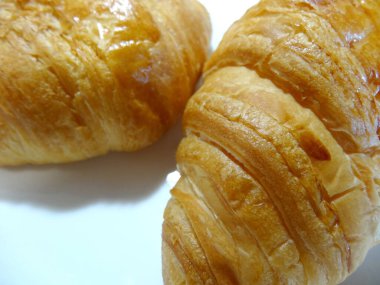 Tabakta taze kruvasan var. kahvaltı kavramı.       