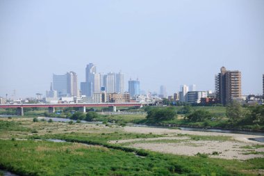 Modern şehirde nehir ve mavi gökyüzü