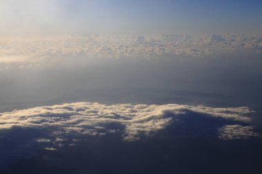 Mavi gökyüzünün üzerinde güzel beyaz bulutlar.               