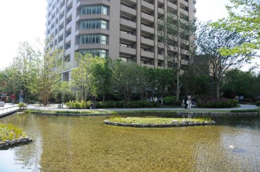 Gölet ve Modern Yüksek Binalı Şehir Su Bahçesi