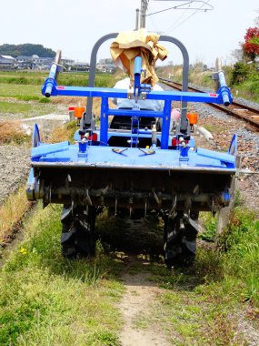 Kırsal kesimdeki traktör tarım makinelerinin arka görüntüsü 