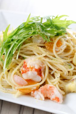 Karides ve peynirli makarna, tabağında deniz ürünleri olan spagetti.                    