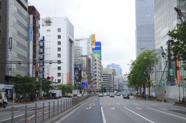 Uzun Binaları ve Trafiği Olan Çok Geçitli Şehir Yolu
