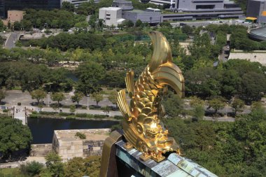 Altın Shachihoko Heykeli Şehir Manzaralı Japon Kalesi Damında