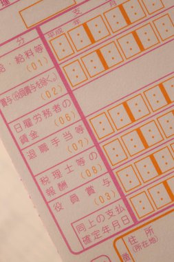 Japon vergi belgelerini kırmızı baskı ile gösteren yakın plan