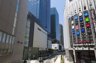 Şehir manzarası modern binalarla dolu