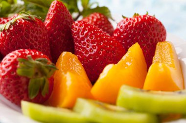 çilekli meyve tabağı, şeftali turşusu ve kivi.