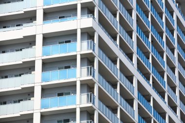 Japon şehrinde modern bina, mavi gökyüzü arka planında gökdelen 