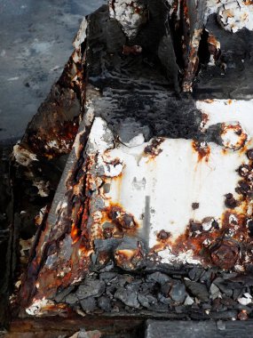 Paslı metal yapısı, aşınma ve boya tabakalarını gösteriyor.