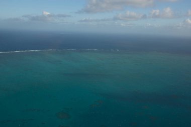 güzel turkuaz deniz su yüzeyinin havadan görünüşü       