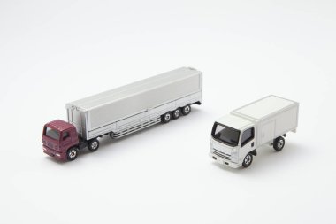 Nakliye aracı. İki minyatür kargo kamyonu. 3d oluşturma