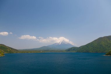 Japonya 'daki Fuji Dağı ve gölün güzel manzarası
