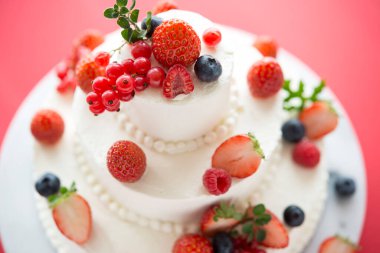 Böğürtlenli ve kremalı lezzetli beyaz pasta manzarası     