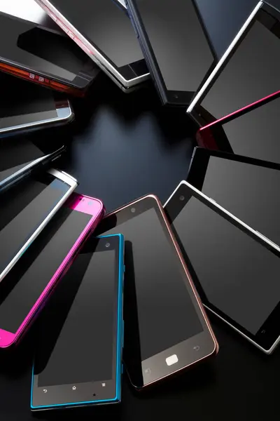 Moderne Mobiele Telefoons Met Verschillende Kleuren Donkere Achtergrond — Stockfoto