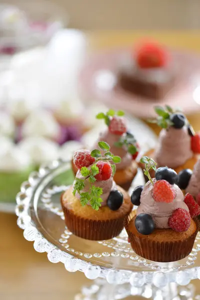 Vista Ravvicinata Deliziosi Cupcake Dolci Con Bacche — Foto Stock